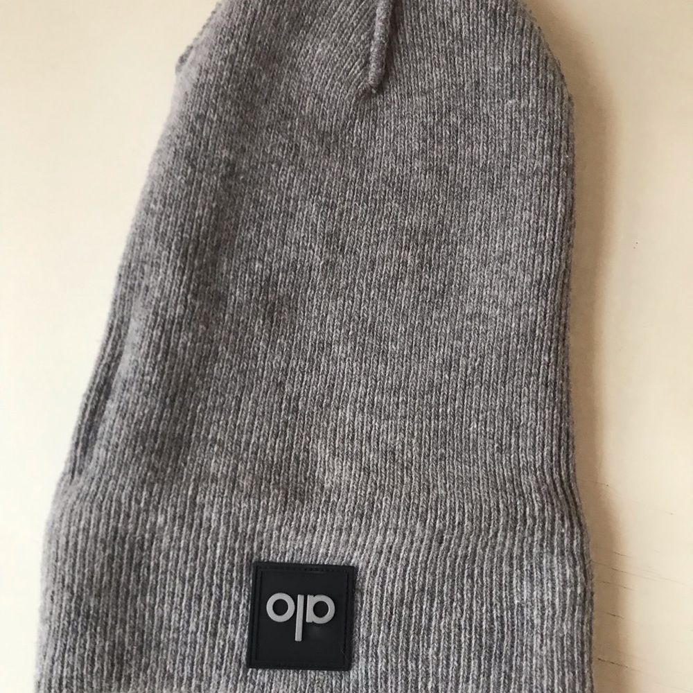 ALO Yoga Everyday Beanie Heather Athletic Grey - Picture 5 of 8